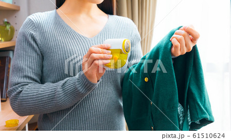 毛玉取り　女性　16:9 61510624