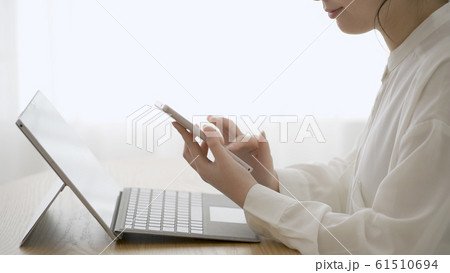 ノートパソコンを操作している女性	 61510694