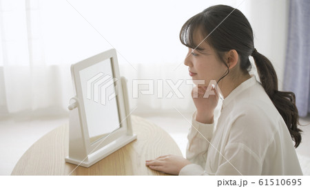 ビューティー　鏡を見る女性	 61510695