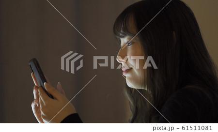スマートフォンを操作している女性 スマートフォンを操作している女性 61511081