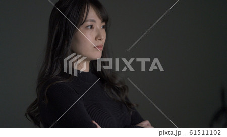ビューティー 腕組みをする女性 ビューティー 腕組みをする女性 61511102