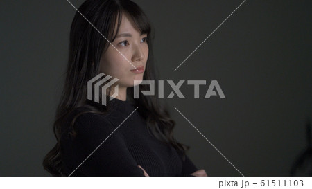 ビューティー 腕組みをする女性 ビューティー 腕組みをする女性 61511103