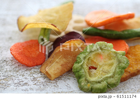 野菜と果物のチップス 61511174
