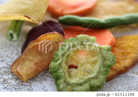 野菜と果物のチップス 61511196