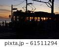 夕暮れの江ノ電 61511294