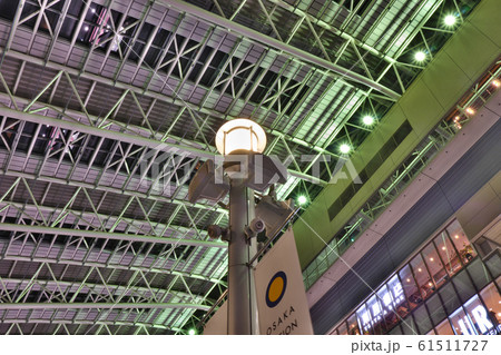 時空の広場の街灯と大阪駅の大屋根 61511727