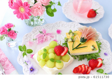 春のオープンサンドイッチ　メロンといちご　生ハムのカーネーション 61511730