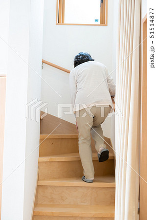 階段を上るシニア女性　高齢者　老人 61514877
