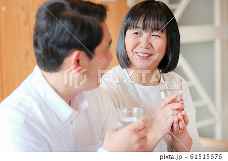 水　シニア　見つめあう 61515676
