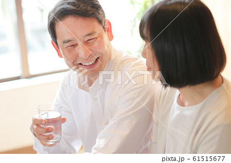シニア　夫婦　見つめあう 61515677