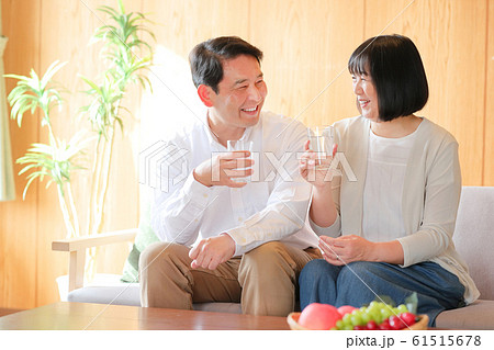 シニア　見つめあう　会話 61515678