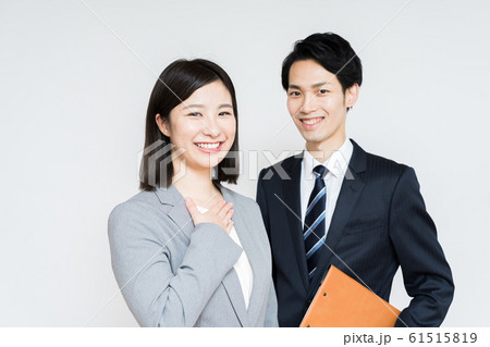 若い男女（白バック、ビジネス、スーツ 61515819