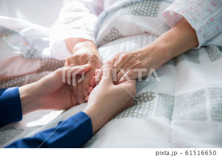 シニアの女性と介護士 シニアの女性と介護士 61516650