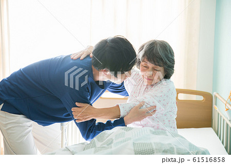 シニアの女性と看護師 61516858