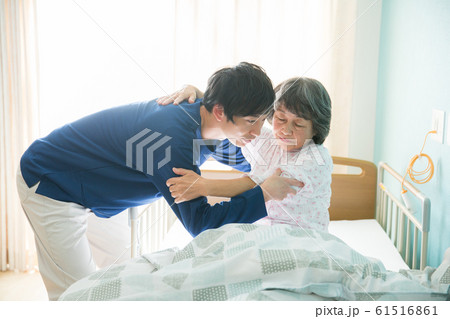 シニアの女性と看護師 61516861