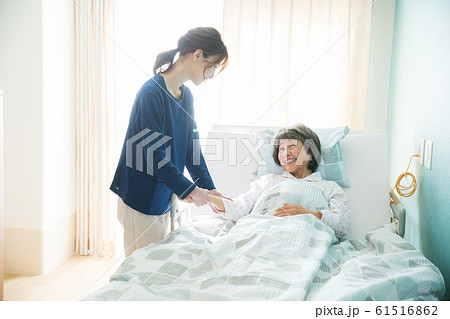 シニアの女性と介護士 61516862