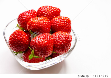 ガラスの器に盛られたイチゴ。の写真素材 [61517515] - PIXTA