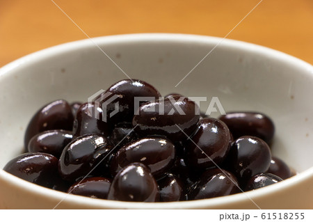 おせち料理の祝い肴とされる、黒豆の煮物。 おせち料理の祝い肴とされる、黒豆の煮物。 61518255