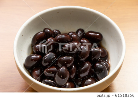 おせち料理の祝い肴とされる、黒豆の煮物。 おせち料理の祝い肴とされる、黒豆の煮物。 61518256