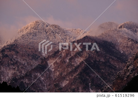 朝焼けに染まる山上ヶ岳(奈良県吉野郡天川村) 朝焼けに染まる山上ヶ岳(奈良県吉野郡天川村) 61519296