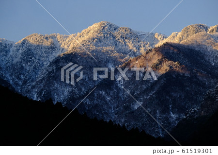 朝焼けに染まる山上ヶ岳（奈良県吉野郡天川村） 61519301