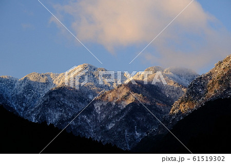 朝焼けに染まる山上ヶ岳(奈良県吉野郡天川村) 朝焼けに染まる山上ヶ岳(奈良県吉野郡天川村) 61519302