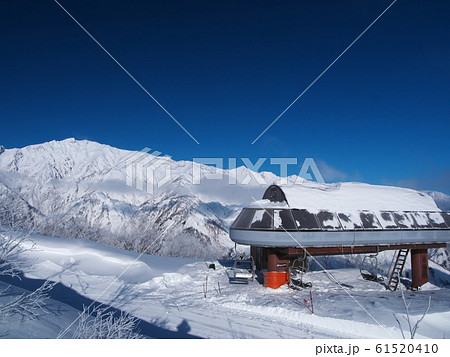 Hakuba47ウィンタースポーツパークの高速ペアリフトline E山頂駅の写真素材