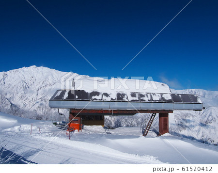 Hakuba47ウィンタースポーツパークの高速ペアリフトline E山頂駅の写真素材