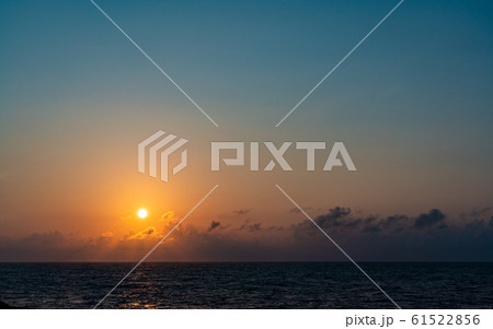 太平洋に沈む夕日とおがさわら丸 太平洋に沈む夕日とおがさわら丸 61522856