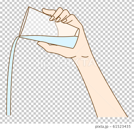 コップを持つ女性の手元 61523435