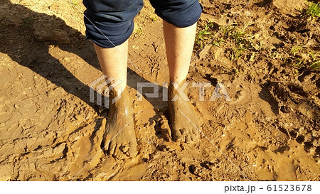 どろんこで遊ぶ子供の足 どろんこで遊ぶ子供の足 61523678