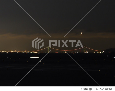 万葉岬から見る播磨灘夜の海岸線と明石海峡大橋　播磨灘の夜景 61523848