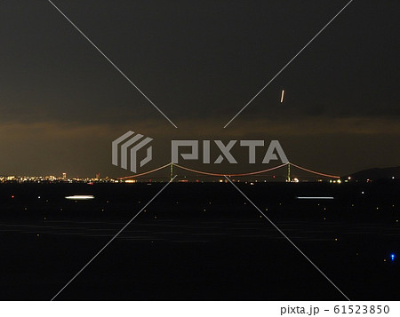 万葉岬から見る播磨灘夜の海岸線と明石海峡大橋　播磨灘の夜景 61523850