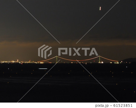 万葉岬から見る播磨灘夜の海岸線と明石海峡大橋　播磨灘の夜景 61523851