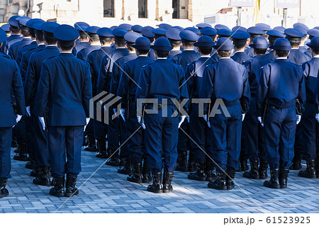 街を守る警察官 61523925