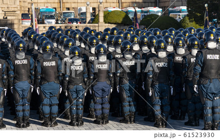 街を守る警察の機動隊 街を守る警察の機動隊 61523930