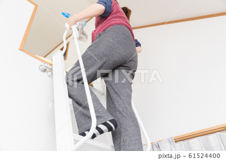 ロフトにのぼる女性 ロフトにのぼる女性 61524400