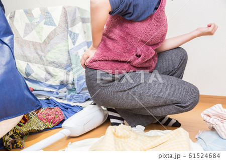 大掃除で腰を痛めた女性 大掃除で腰を痛めた女性 61524684