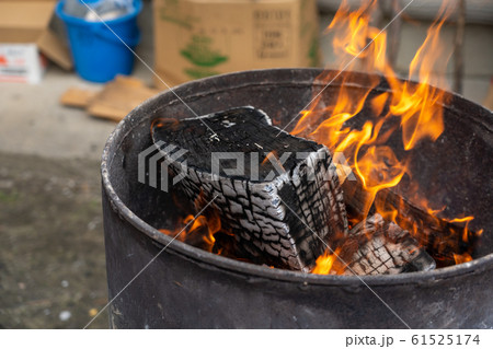 ドラム缶で焚火の写真素材 [61525174] - PIXTA