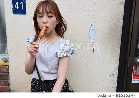 東京隅田川沿いを街歩きする美少女ストリートスナップ写真 61525247