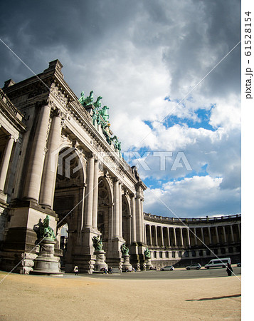 ブラッセルの石造りの大きな歴史的建物 61528154