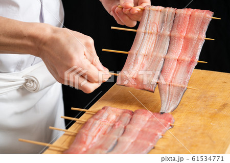 鰻に串を打つ板前 鰻に串を打つ板前 61534771