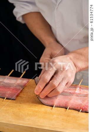 鰻に串を打つ板前 61534774