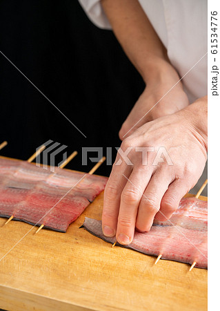 鰻に串を打つ板前 61534776