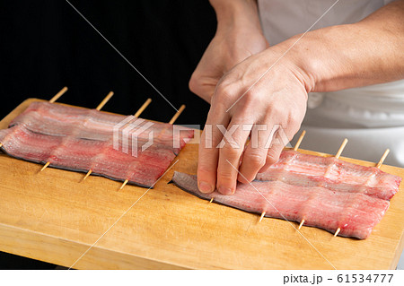鰻に串を打つ板前 鰻に串を打つ板前 61534777