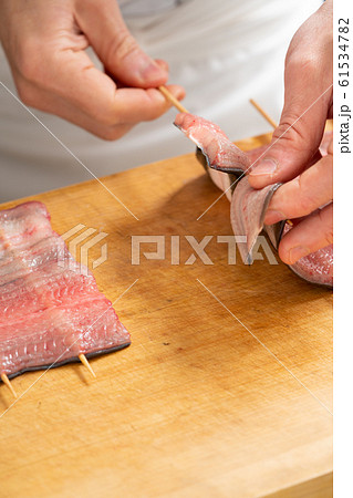 鰻に串を打つ板前 61534782