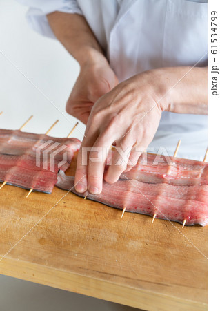 鰻に串を打つ板前 鰻に串を打つ板前 61534799