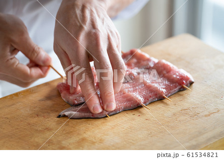 鰻に串を打つ板前 鰻に串を打つ板前 61534821