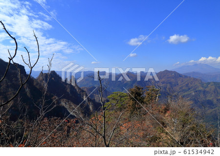 秋の妙義山、表縦走の鷹戻しからの風景 61534942