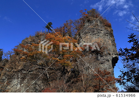 秋の妙義山、表縦走の鷹戻しの風景 61534966